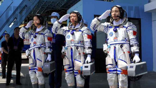 Изстреляха космически кораб с първата жена китайски космонавт
