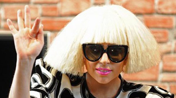 Лейди Гага иска шапка от живи хлебарки