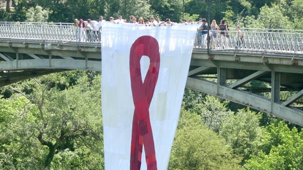 Разпънаха огромен транспарант срещу СПИН във Велико Търново (снимки)
