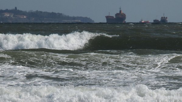 Циганската махала във Варна замърсява морето при всеки порой