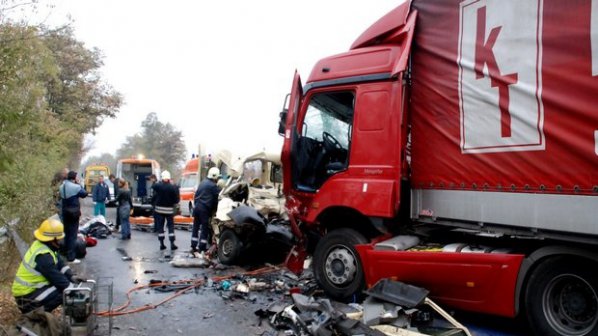 Турски тираджия загина при зверска катастрофа на Е - 80 (обновена)