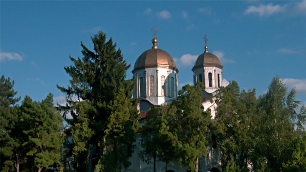 Оргии на травестити и проститутки се вихрят в двора на църквата в Дупница