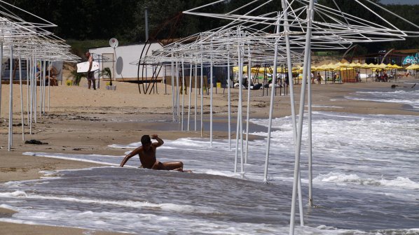 Силни вълни повалиха плажни чадъри на къмпинг &quot;Смокиня&quot;