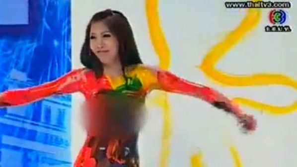 Тайландка рисува с гърди (снимка+видео)