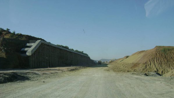 Археолозите освобождават трасето на магистрала Струма