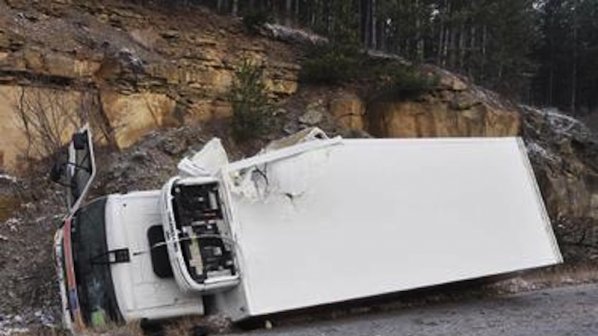 Камион излетя в 20-метрова пропаст, шофьорът загина