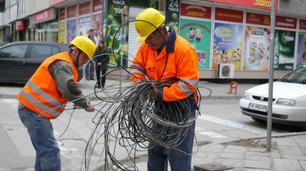 Принудително премахване на висящи кабели в Търново