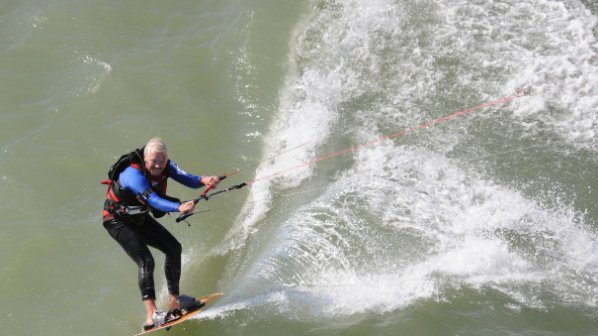 Ричард Брансън постави рекорд на кайт-сърф