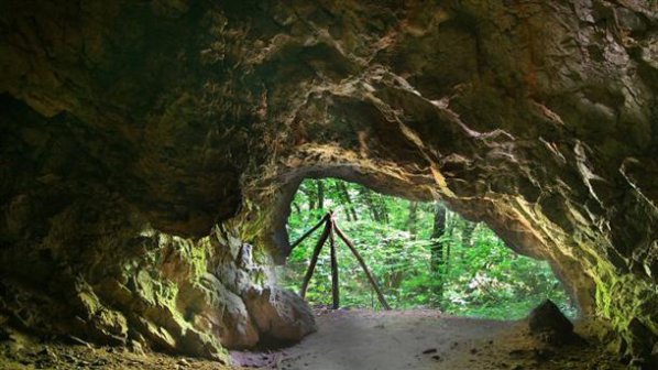 Българи в Крит живеят в пещера