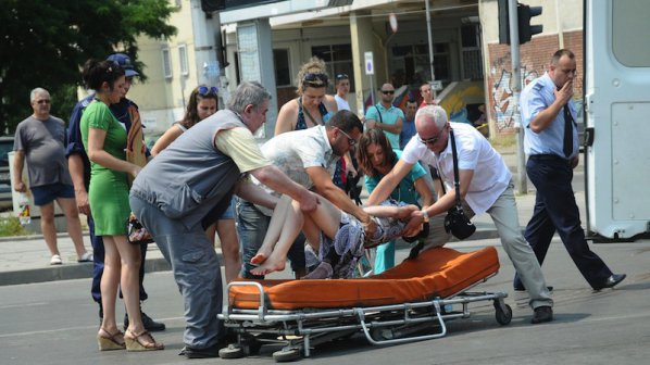 Жена пострада тежко при катастрофа в столицата (снимки)