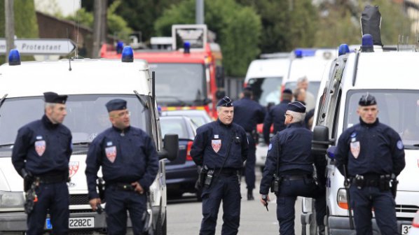 Мъж взе заложници в детска градина край Париж (обновена+видео)