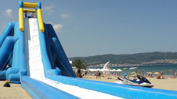 Пързалка гигант е най-новата атракция на южния плаж в Слънчев бряг