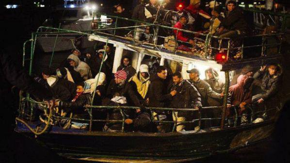 Италианската брегова охрана залови рибарски кораб със 127 имигранти
