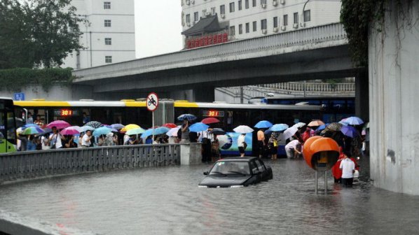 Наводненията в Пекин взеха 10 жертви