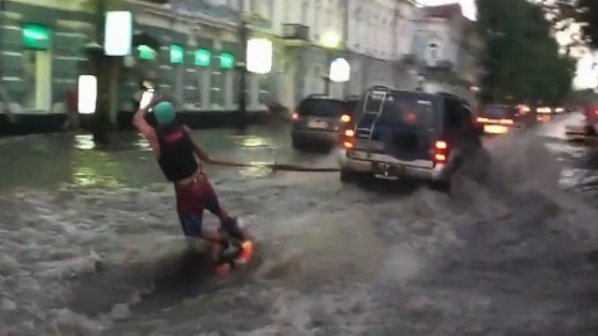Руски младежи се забавляват с уейкбординг по улиците (видео)