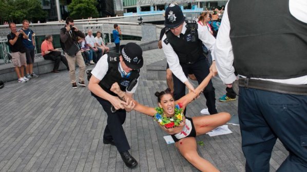 Френски ФЕМЕНистки арестувани в Лондон (снимки)