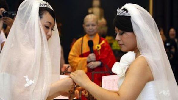 Първата еднополова будистска сватба бе сключена в Тайван (снимки)