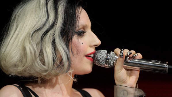 Бодигардът на Лейди Гага удари фен на звездата (видео)
