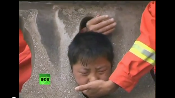 Момче заклещи главата си в бетонен парапет (видео)