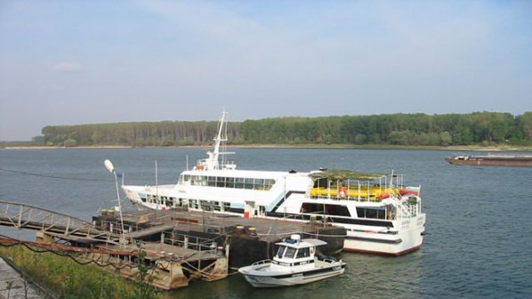 Остава затворен фериботът Силистра-Кълъраш