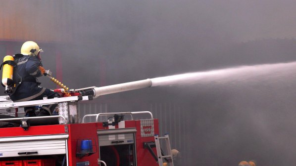 Пожарникари спасиха три къщи от изгаряне