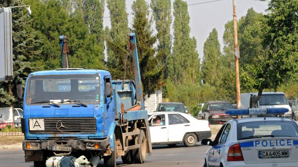 Скутер попадна под гумите на камион в София (снимки)