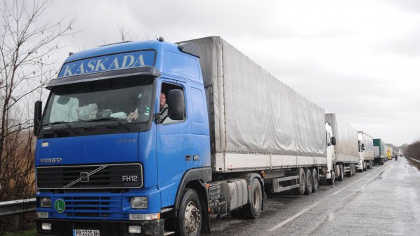 Спират камионите от Румъния