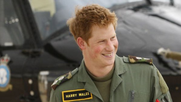 Британци подкрепят принц Хари със стриптийз (снимки)