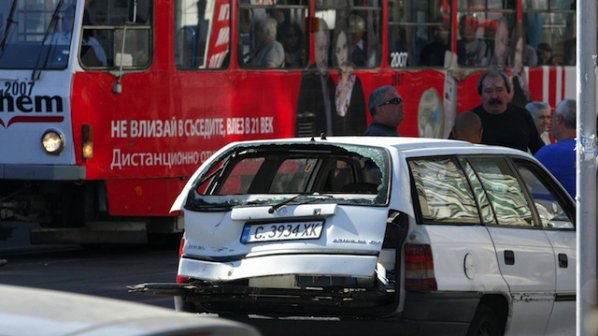 Две катастрофи с тролейбуси блокираха Лъвов мост (обновена + снимки)