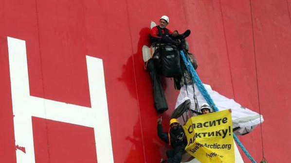 &quot;Грийнпийс&quot; атакува кораб на „Газпром” в Печорско море