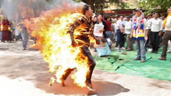 Тибетски тийнейджъри се самозапалиха и починаха