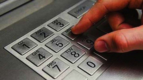 Задържаха двама българи в Чили за точене на банкомати
