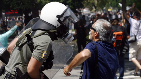 Гръцки полицаи блокират полицейска школа