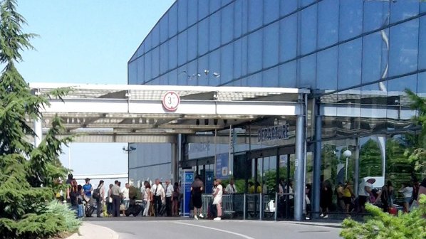 Над 80 души повече от шест часа бяха блокирани на Летище София