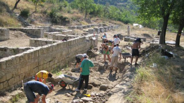 Още гробове откриха археолозите в Созопол