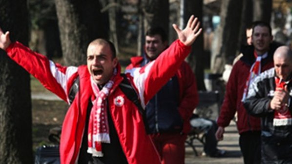 Полицаи пострадаха, предотвратили сблъсък между фенове на Левски и ЦСКА
