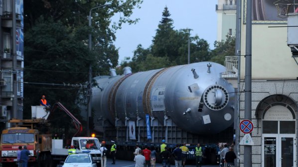 Реакторът чудовище пристигна в бургаската рафинерия