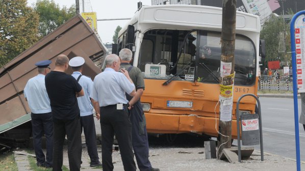 Градски автобус се заби в стълб и спирка (снимки+видео)