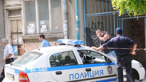 Намериха труп на млад мъж в центъра на София (снимки+видео)