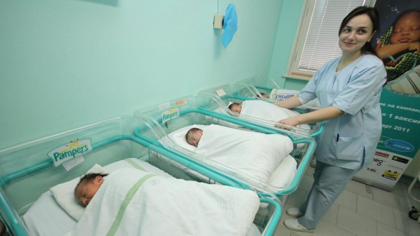 Многодетна майка изостави новородените си близнаци