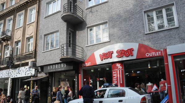 Мъж се самоуби в центъра на София (снимки)