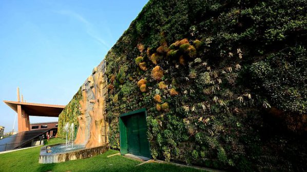 Най-голямата вертикална градина се намира в Милано