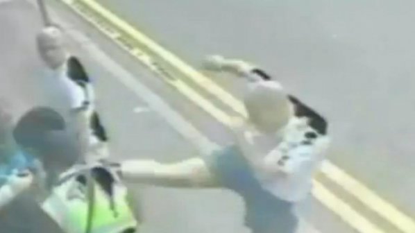 Пребиха полицай заради поставена скоба на автомобил (снимка + видео)
