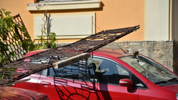Бетоновоз събори парапет на тераса падна върху коли в Сливен (снимки)