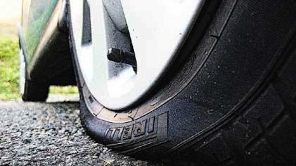 Деца срязаха гумите на 12 коли в Дряново