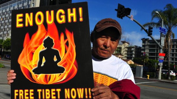Тибетски писател се самозапали
