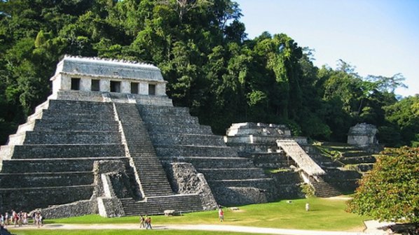 Откриха 45 черепа, над 200 челюсти и свещен дънер в столицата на  ацтеките