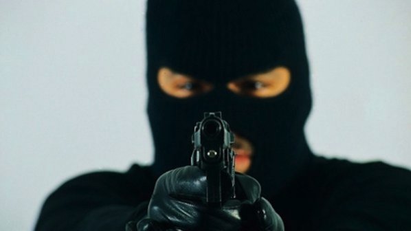 Въоръжен моторист ограби пощата в Челопечене! (видео)