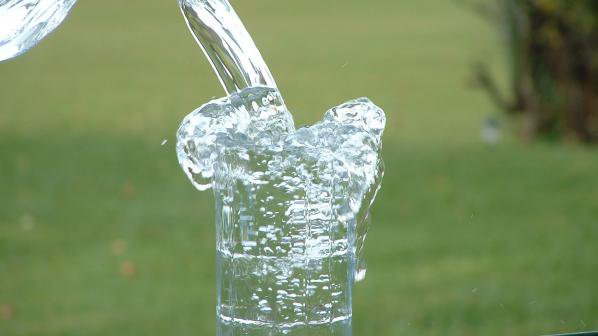 8 чаши вода пазят от камъни в бъбреците