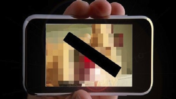 Окошариха перверзник изнудвал ученичка да снима порно клип